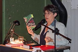 Die Referentin Annette Hug hatte aus der Schweiz neben ganz verschiedenen Büchern viele Fakten und Geschichten von den Philippinen mit nach Bad Berleburg gebracht.