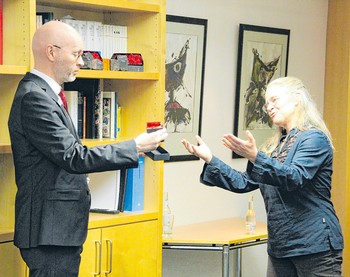 Rikarde Riedesel freut sich, Volksbank-Vorstand Kai Wunderlich mit einem Stein des Literaturpflasters überraschen zu können. (Foto: Christian Völkel)