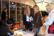Lesung: 'Wir und ich' von Saskia de Coster; Saskia de Coster signiert ihre Bücher für das Publikum des Autohauses Kroh; Foto: Jens Gesper