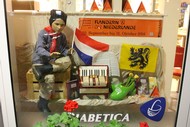 Auch die Schaufenster der Berleburger Einzelhändler haben sich auf das Literaturpflaster eingestellt - hier zu sehen die Kur Apotheke; Foto: Rikarde Riedesel
