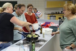 Viel Gemüse gehörte zum Adobo à la Wittgenstein, das in diesem Jahr auf dem Berleburger Literaturpflaster „Philippinen“ in zwei Volkshochschul-Kochkursen zubereitet wurde.