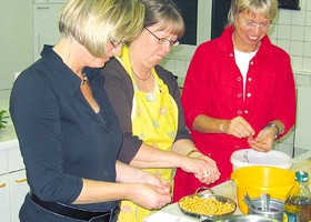 Nein, das ist nicht der VHS-Aschenputtel-Kurs mit der Aufgabenstellung 'Die Guten ins Töpfchen, die Schlechten ins Kröpfchen'. Vielmehr handelt es sich um Literaturpflaster-Köchinnen, die an dem Abend alles schön fanden – außer dem Kichererbsen-Pulen. (SZ-Foto: Jens Gesper)