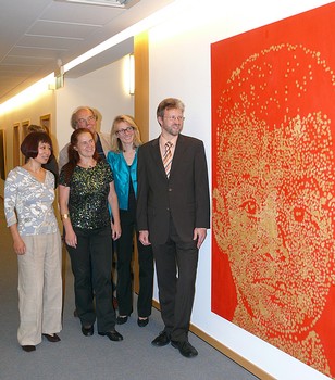 Die Kulturschaffenden in Bad Berleburg freuen sich hochwertige chinesische Kunst in den Räumen der Sparkasse Wittgenstein zeigen zu können. (v. l.) Hongjie Xu (Kunstvermittlerin), Kustodin Rikarde Riedesel, Otto Marburger (Kulturgemeinde), Dr. Renate Goldmann (Skulpturenpark Köln) und Andreas Droese (Sparkasse Wittgenstein). (WP-Foto: Christiane Weinhold)