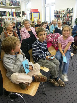 Ein interessiertes Publikum, darunter einige Mädchen und Jungen, lauschten dem Vortrag in der Stadtbücherei. (SZ-Foto: Dr. Volker Gastreich)