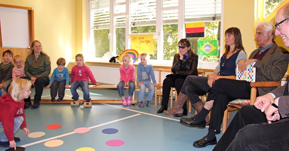 'Wie heißen die Farben auf Portugiesisch?', fragt der fünfjährige Simon den Kinderbuchautor Ziraldo, der im Arfelder AWO-Kindergarten 'Flicts' vorgestellt hat. (WP-Foto: Ute Schlapbach)