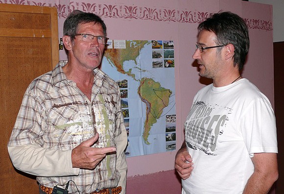 Rupert Barensteiner (l.) klärte in der Vortragspause das wissensdurstige Publikum detailliert über Landesübliches und Besonderheiten Argentiniens auf. (WP-Foto: Christiane Weinhold)