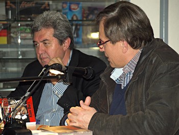 Der neuseeländische Autor Alan Duff (l.) las (und überraschte) beim Berleburger Literaturpflaster. Moderiert wurde die Veranstaltung von Dr. David Eisermann (WDR). (SZ-Foto: Guido Schneider)