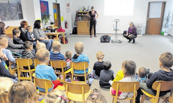 Gespannt lauschen die Kinder der Geschichte von Fuchs und Huhn und werden dabei selbst zu Geschichtenerzählern. Bei Béatrice Rodriguez’ Bilderbüchern ist immer Kreativität und Fantasie gefragt. (WP-Foto: Irmtraud Treude)