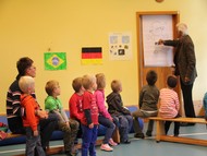 Kindergarten-Lesung Flicts von Ziraldo, AWO Kindertagesstätte Arfeld 07.10.2013, Kinder der AWO Kindertagesstätte Arfeld schauen gespannt zu wie Ziraldo seine bekannte Figur Menino Maluquinho zeichnet, Foto: Ute Schlappbach (WiPo)