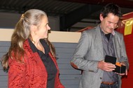 Lesung: 'Ventoux' von Bert Wagendorp; Rikarde Riedesel überreicht den Literaturpflasterstein an Reiner Pöppel; Foto: Jens Gesper