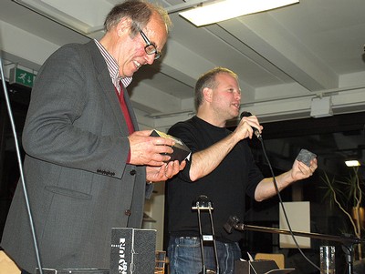 Kristof Magnusson - hier mit dem Vorsitzenden der Bad Berleburger Kulturgemeinde, Otto Marburger (l.) - zeichnete ein interessantes und in vielen Bereichen neues Bild Islands. (SZ-Foto: Guido Schneider)