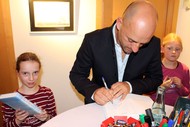 Ausstellung: 'Reading Images - Wenn aus Worten Bilder werden' von Tom Schoonooghe; Tom Schoonooghe signiert für die ganz kleinen; Foto: Jens Gesper