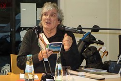 Mit echter, großer Begeisterung machte jetzt Joscha Remus auf dem Berleburger Literaturpflaster Werbung für die Philippinen.