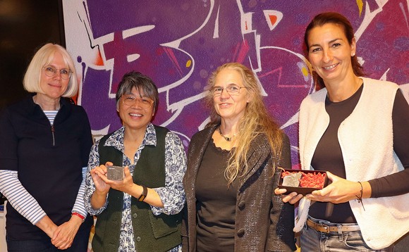Christiane Biechele als Stimme für die deutschen Roman-Passagen, Schriftstellerin Candy Gourlay, Moderatorin Rikarde Riedesel und Jugendcafé-Chefin Katharina Benner-Lückel (von links) freuten sich über eine wunderbare Literaturpflaster-Lesung. (Foto: Jens Gesper)