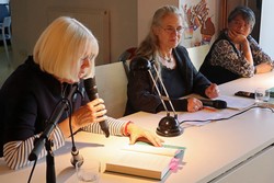 Die meisten Textstellen aus dem Roman „Wild Song“ las Christiane Biechele (links) im Jugendcafé auf Deutsch vor.