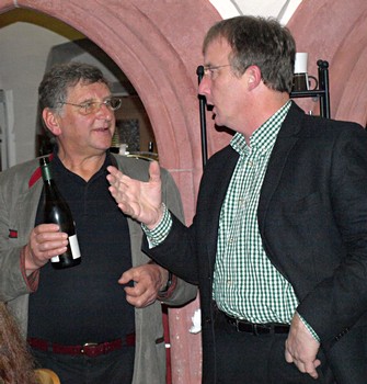 Karl Heinz Johner (l.) diskutierte mit den Gästen über den Geschmack seiner Weine aus Neuseeland. (SZ-Foto: Guido Schneider)