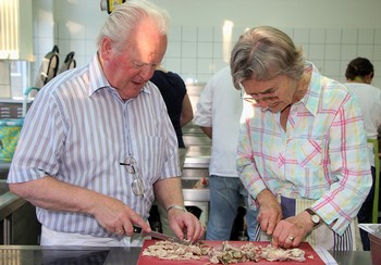 Für die Speisen galt es erstmal, die Zutaten in die passende Form zu schneiden. (SZ-Foto: Björn Weyand)