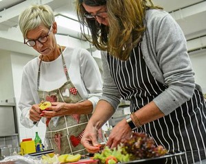 Aus den klein geschnittenen Äpfeln wird später Apfelkompott. Zusammen mit den zerkleinerten Löffelbiskuits und steif geschlagener Sahne wird daraus das süße Dessert 'Verschleiertes Bauernmädchen'. (WP-Foto: Britta Prasse)