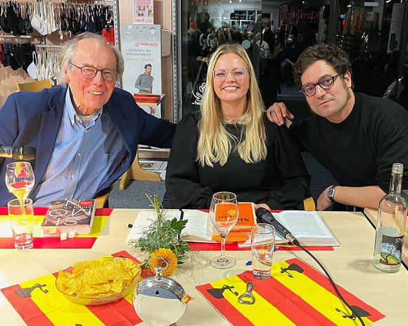 Autor Miqui Otero (r.) zog sein Publikum in seinen Bann – Otto Marburger (l.) war die deutsche Stimme beim Vorlesen. Und Madeleine Höfer unterhielt sich mit Otero in abwechslungsreichen deutsch-spanischen Gesprächen über die sinnstiftende Kraft der Literatur und über ihren Stellenwert in der gegenwärtigen Gesellschaft. (Foto: Stadt Bad Berleburg)