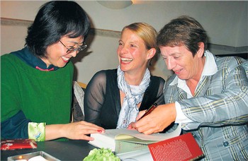 Als eingespieltes Team stellten die Autorin Xinran, die Schauspielerin Julia Jäger - bekannt als Film-Frau von Commissario Brunetti - und Moderatorin Margarete von Schwarzkopf am Montagabend das Buch 'Gerettete Worte' vor. (SZ-Foto: Jens Gesper)