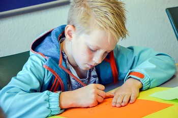 Die georgischen Künstlerinnen Ana Chubinidze und Elene Chichashvili bieten einen Bastel-Workshop für Kinder an. (WP-Foto: Britta Prasse)