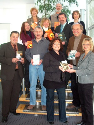 Die Veranstaltergemeinschaft des Bad Berleburger Literaturpflasters übergibt die ersten Bücher an die Stadtbibliothek. (WR-Bild: lpd)