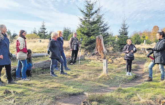 Judith Silverthorne (2. von rechts) und Kaja Heising (rechts) verbinden in der Wanderung durch die Bad Berleburger Wisent-Welt die Geschichte der Wisente und Bisons in Europa und Nordamerika mit interessanten biologischen Fakten. (Foto: Benedict Weinhold)