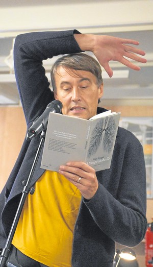 Aleš Šteger machte aus seiner Lesung im Sanitätshaus Kienzle schließlich auch ein Happening. (Foto: Claudia Irle-Utsch)