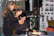 Lesung: 'Wir und ich' von Saskia de Coster; Rikarde Riedesel (Organisation) überreicht Saskia de Coster den Literaturpflasterstein zum Dank; Foto: Jens Gesper