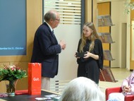 Vernissage zur Ausstellung ‚Repeat‘ von Mia Saharla, Otto Marburger (Kulturgemeinde) überreicht Mia Saharla den Literaturpflastersein; Foto: Rikarde Riedesel