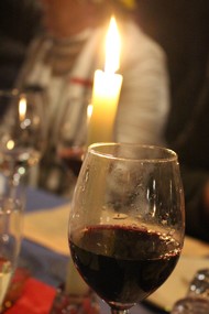 Weinprobe 'Frankreich' von La Cave Wein-Fachhandel Conrad: Weinglas im Kerzenschein, Foto: Rikarde Riedesel