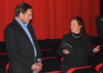 Das Bad Berleburger Capitol-Kino zeigte am Freitag '101 Reykjavik' im Rahmen des Literaturpflasters. Stadtkustodin Rikarde Riedesel überreichte Bernd Womelsdorf als Dank den Literaturpflasterstein. (SZ-Foto: Ann Kathrin Müsse)