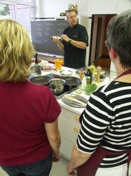 Kochkurs Neuseeland (VHS) mit Jörg Klein, Küchenchef Hotel Edermühle, Küche des Berufskollegs Wittgenstein 10.09.2012, Küchenchef Jörg Klein mit Teilnehmer/innen, Foto: Volker Gastreich (SZ)