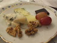 Käseverkostung im 'naturale – der Bioladen': Blauschimmelkäse von Kuh und Ziege der Käserei Bastiaansen mit Zartbitterschokolade, Walnüssen und Trauben; Foto: Irmtraud Treude (WP)