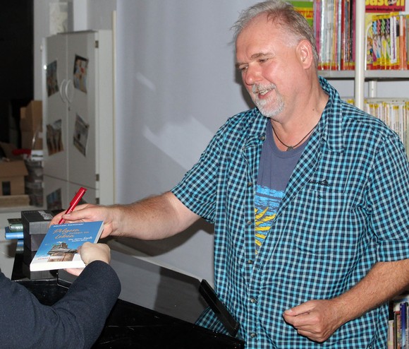 Gern signierte Michael Kaminski nach seinem Vortrag auch die beiden Bücher, in denen er sich mit dem Thema 'Pilgern' beschäftigt. (Foto: Jens Gesper)