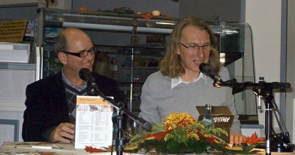 Hoher Besuch aus Brasilien: Luiz Ruffato (l.) und sein Übersetzer Michael Kegler stellten in Bad Berleburg Ruffatos neues Buch 'Mama, es geht mir gut' vor. (SZ-Foto: Anja Helmbrecht)