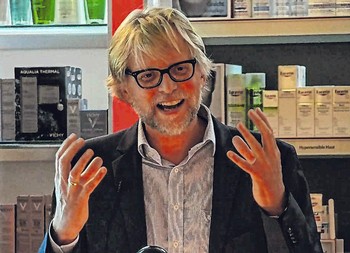 Dr. Jan Konst, Leiter des Instituts für deutsche und niederländische Philologie der FU Berlin, führte in Bad Berleburg in die Literatur Flanderns und der Niederlande ein. (SZ-Foto: Guido Schneider)