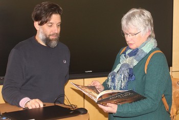 Bei der Ausstellungs-Eröffnung mit Zeichnungen von Maja Kastelic in der Berleburger Volksbank war Žiga Gombač ebenfalls zu Gast - und kam auch mal mit Großen ins Gespräch über das gemeinsame Bilderbuch 'Adam und seine Tuba'. (Foto: Jens Gesper)