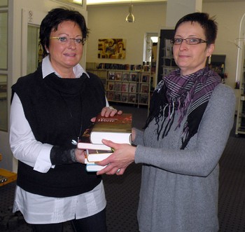 An Gaby Klotz von der Stadtbücherei Bad Berleburg (li.) überreichte Monika Klaffki gestern im Namen der Buchhandlung Mankel-Muth Bücher der Autoren, die im Rahmen des diesjährigen Literturpflasters zu Lesungen in Bad Berleburg zu Gast waren. (WP-Foto: Karin Masannek)