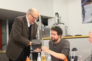 Lesung: 'Sterns Weg' von Thomas Heerman van Voss; Otto Marburger (Kulturgemeinde Bad Berleburg) überreicht den Literaturpflasterstein an Thomas Heerman von Voss; Foto: Jens Gesper