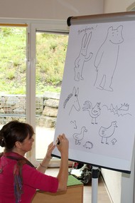 Kindergarten-Lesung: 'Der Hühnerdieb' von Béatrice Rodriguez: Béatrice Rodriguez demonstriert auch hier ihre Zeichenkünste, Foto: Jens Gesper