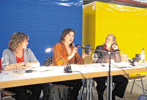 Kultur vor Schaumstoff: Die belgische Autorin Emanuelle Pirotte (Mitte), gemeinsam mit Übersetzerin Marlen Jurdan (links) und Rikarde Riedesel vom Literaturpflaster. Schauplatz ist die Versandhalle der Firma BSW. (WP-Foto: Marcel Krombusch)