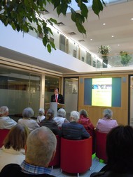 Fotoausstellung: 'Indonesien im Blick - ein Vielvölkerstaat am Rande des Pazifiks' - Ethnien - Kultur - Handwerk von Klaus-Werner Friedrich; Andreas Droese (Vorstand der Sparkasse Wittgenstein) vor dem Publikum im Foyer der Sparkasse Wittgenstein; Foto: Judith Heckenthaler