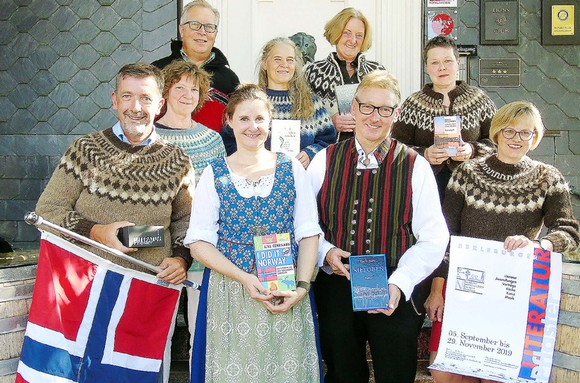 Bernd Fuhrmann, Marlen Jourdan, Christoph Haupt, Silvia Köster-Benkendorf, Rikarde Riedesel, Ulla Belz, Andreas Benkendorf, Monika Schröder und Bettina Born (von links) stellten jetzt das Programm für das 26. Berleburger Literaturpflaster vor, das bis Ende Oktober nach Norwegen führt. (Foto: Jens Gesper)