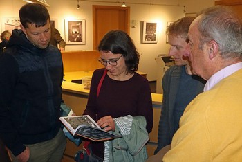 Nach dem informativen Einführungsgespräch mit dem Künstler Archie Oclos und dem Verleger Jan Karsten haben die Besucherinnen und Besucher der Ausstellungseröffnung die Möglichkeit, die Zeichnungen anzuschauen. (Foto: Stadt Bad Berleburg / Literaturpflaster)