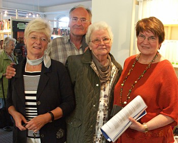 Katja Heinzelmann (r.), hier mit einigen Zuhörern, entführte ihr Publikum am Montagabend in die Märchenwelten Neuseelands. (SZ-Foto: Dr. Volker Gastreich)