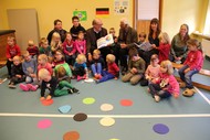 Kindergarten-Lesung Flicts von Ziraldo, AWO Kindertagesstätte Arfeld 07.10.2013, Kinder der AWO Kindertagesstätte Arfeld, Otto Marburger (Kulturgemeinde), Ziraldo, Claudia Stein (Übersetzerin), Rikarde Riedesel (Stadt Bad Berleburg), Foto: Ute Schlappbach (WiPo)