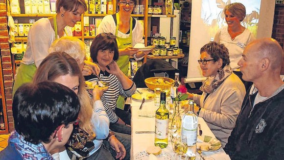 Käse aus den Niederlanden und Wein aus Deutschland wurden im Bad Berleburger Bioladen im Rahmen des Literaturpflasters serviert. (SZ-Foto: Guido Schneider)