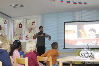 Zu Beginn seiner Wittgensteiner Lese-Reise zog Žiga Gombač in der Evangelischen Kita 'Zwergenland' die kleinen Zuhörenden in seinen Bann. (Foto: Jens Gesper)