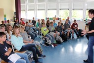 Schullesung: 'Virus' von Mirjam Mous: Realschüler der Jahrgangsstufe 7 lauschen gebannt den Worten von Mirjam Mous; Foto: Jens Gesper
